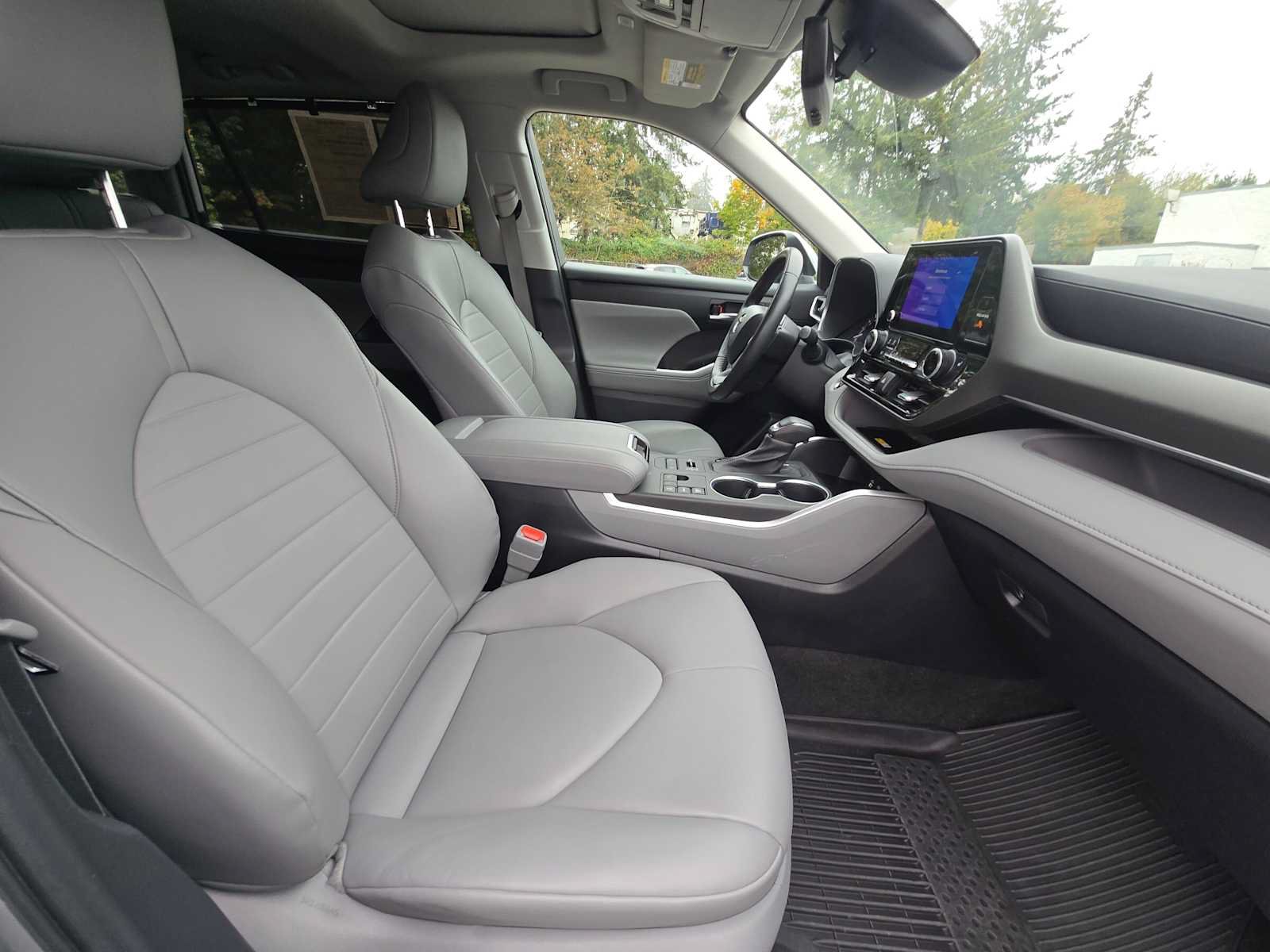 Used 2023 Toyota Highlander XLE AWD/4WD image 11