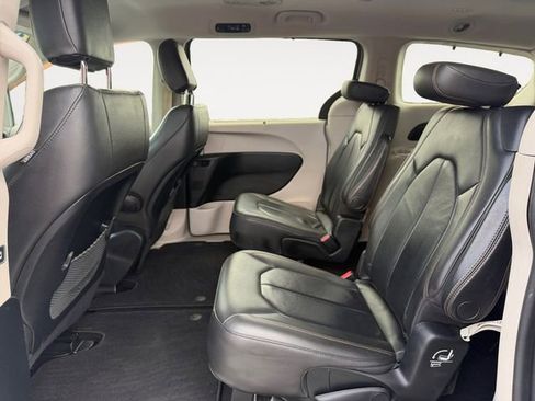 Used 2017 Chrysler Pacifica Touring-L FWD image 11