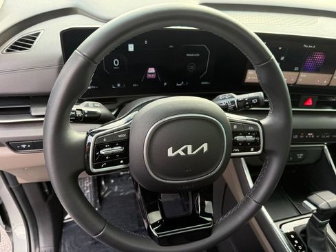 Used 2025 Kia Carnival SX FWD image 11