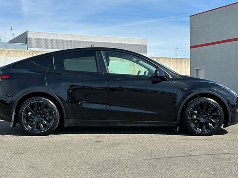 Used 2021 Tesla Model Y Long Range image 6