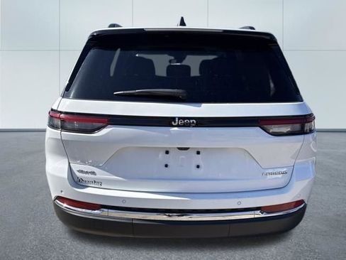 Used 2023 Jeep Grand Cherokee Laredo image 3