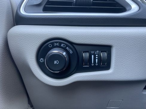 Used 2024 Chrysler Pacifica Touring-L image 47