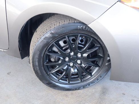 Used 2018 Toyota Corolla LE FWD image 3