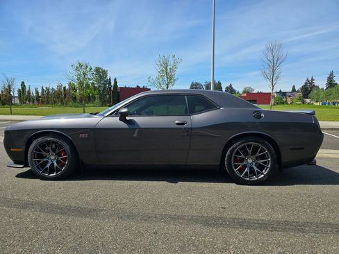 Used 2016 Dodge Challenger SRT w/ Technology Group RWD image 2