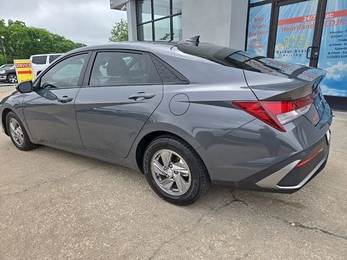 Used 2025 Hyundai Elantra SE FWD image 6