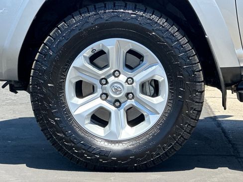 Certified 2016 Toyota 4Runner SR5 AWD/4WD image 25