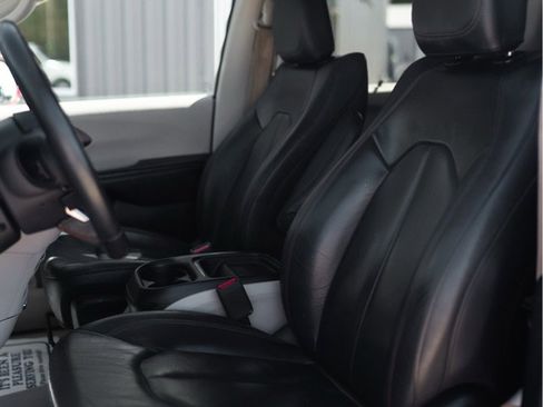 Used 2018 Chrysler Pacifica Touring-L image 8