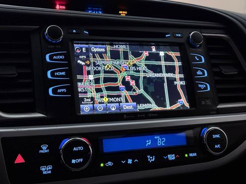 Used 2019 Toyota Highlander XLE AWD/4WD image 34
