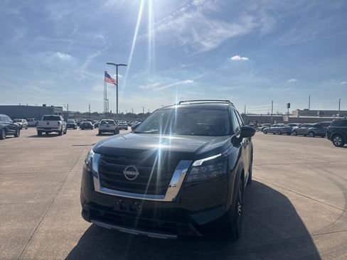 Used 2025 Nissan Pathfinder Platinum image 6