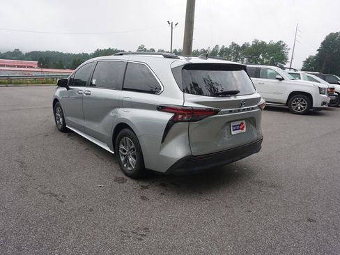 Used 2022 Toyota Sienna XLE FWD image 21
