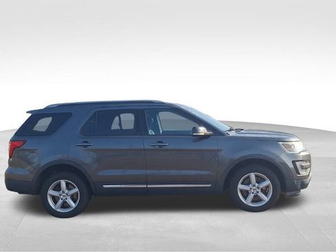 Used 2017 Ford Explorer XLT w/ Equipment Group 202A image 6