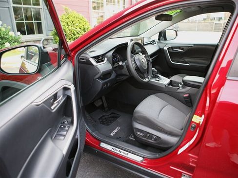 Used 2020 Toyota RAV4 XLE w/ Carpet Mat Package AWD/4WD image 8