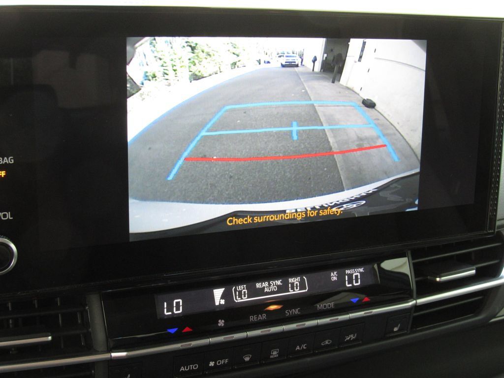 Used 2025 Toyota Sienna XLE FWD image 38