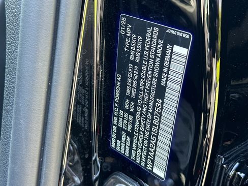 Certified 2025 Porsche Macan AWD/4WD image 32