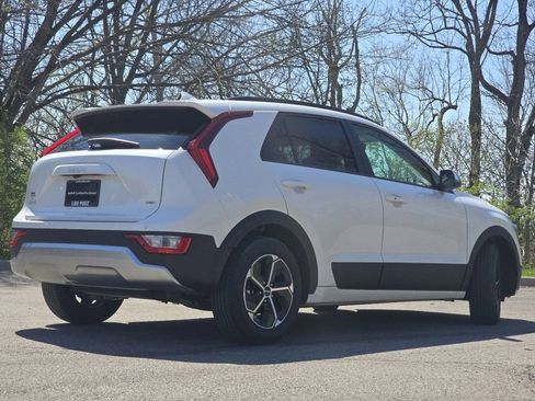 Used 2025 Kia Niro EX image 16