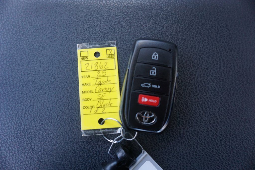 Used 2025 Toyota Camry SE AWD/4WD image 32