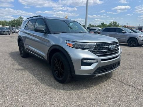Certified 2024 Ford Explorer XLT w/ Equipment Group 202A AWD/4WD image 3