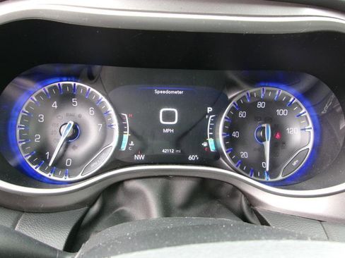 Used 2023 Chrysler Pacifica Touring-L image 15