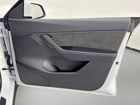 Used 2021 Tesla Model Y 2WD image 45