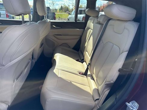 Used 2023 Jeep Grand Cherokee Limited w/ Luxury Tech Group II image 11