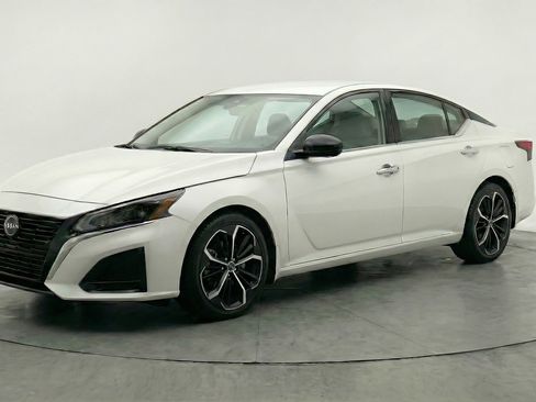 Used 2025 Nissan Altima 2.5 SR FWD image 3