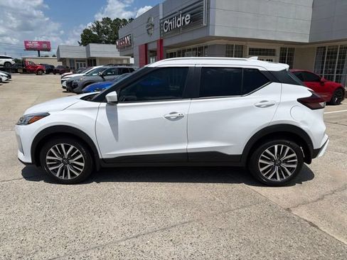 Used 2023 Nissan Kicks SV FWD image 1