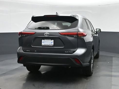 Used 2021 Toyota Highlander XLE AWD/4WD image 6
