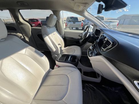 Used 2020 Chrysler Pacifica Touring-L w/ Tire & Wheel Group FWD image 7