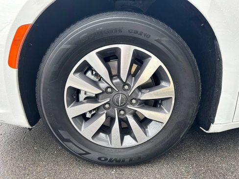 Used 2023 Chrysler Pacifica Touring-L FWD image 26