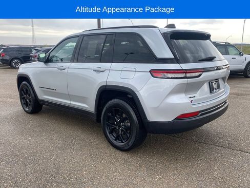 Used 2024 Jeep Grand Cherokee Altitude AWD/4WD image 4
