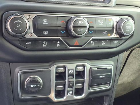 Used 2018 Jeep Wrangler Unlimited Sahara image 24