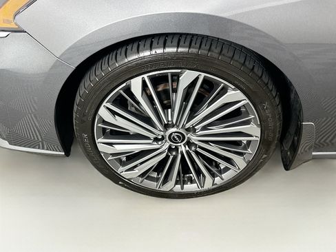 Used 2024 Nissan Altima 2.5 SL FWD image 11