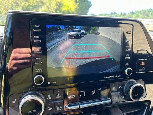 Used 2022 Toyota Highlander XLE AWD/4WD image 22