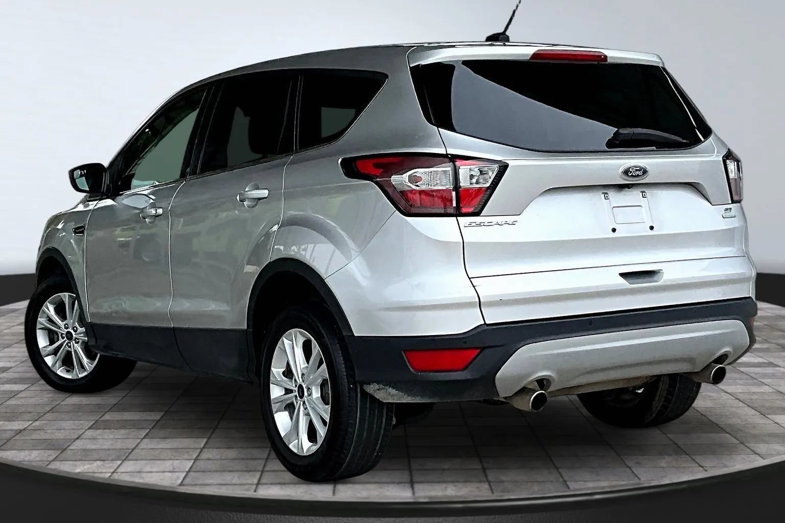 Used 2017 Ford Escape SE FWD image 4