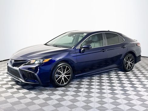 Used 2021 Toyota Camry SE FWD image 4