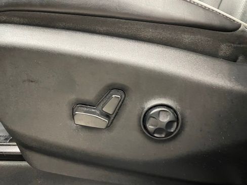 Used 2023 Chrysler Pacifica Limited w/ Uconnect Theater Family Group image 9