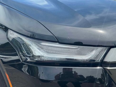 Used 2023 Chevrolet Traverse LT FWD image 8
