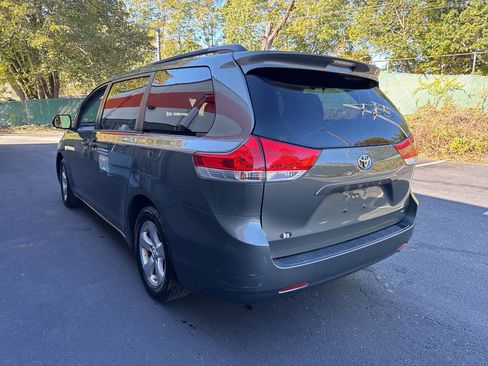 Used 2014 Toyota Sienna LE image 4