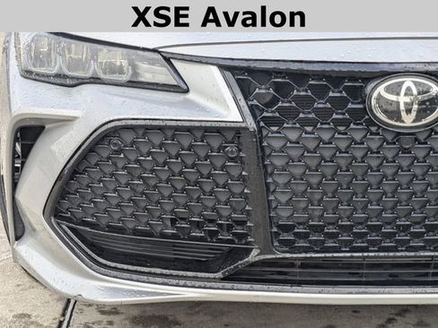 Used 2019 Toyota Avalon XSE image 3
