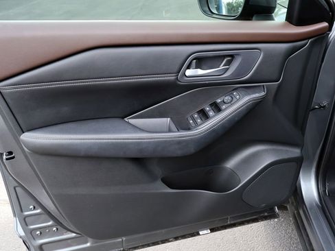 Used 2023 Nissan Rogue SV w/ SV Premium B Package FWD image 28