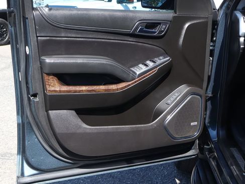 Used 2019 Chevrolet Suburban LT RWD image 17