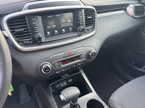 Used 2019 Kia Sorento FWD V6 image 10