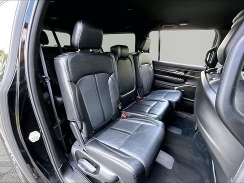Used 2024 Jeep Wagoneer L Series II w/ Flexible Seating Group AWD/4WD image 17