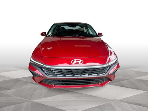 Used 2025 Hyundai Elantra SE FWD image 3