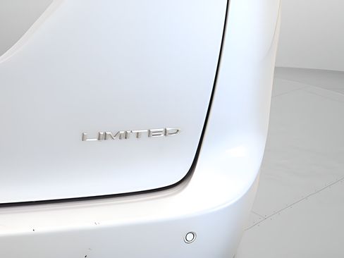 Used 2026 Chrysler Pacifica Limited FWD image 38