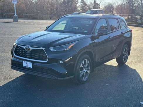Certified 2023 Toyota Highlander XLE image 11