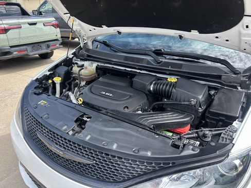 Used 2018 Chrysler Pacifica Touring-L Plus FWD image 23