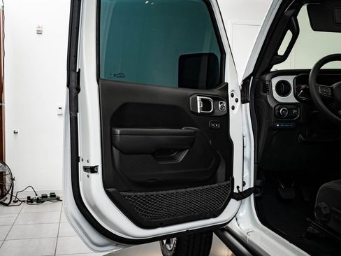 Used 2024 Jeep Wrangler Unlimited image 27