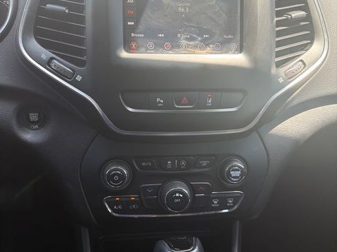 Used 2021 Jeep Cherokee Latitude Plus FWD image 8