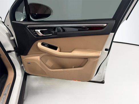 Used 2020 Porsche Macan S image 16